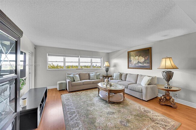 Building Photo - 3200 Port Royale Dr N