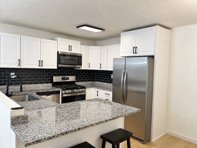 Building Photo - Fairview Heights Gem!
