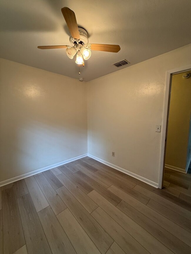 Building Photo - Completely Renovated!