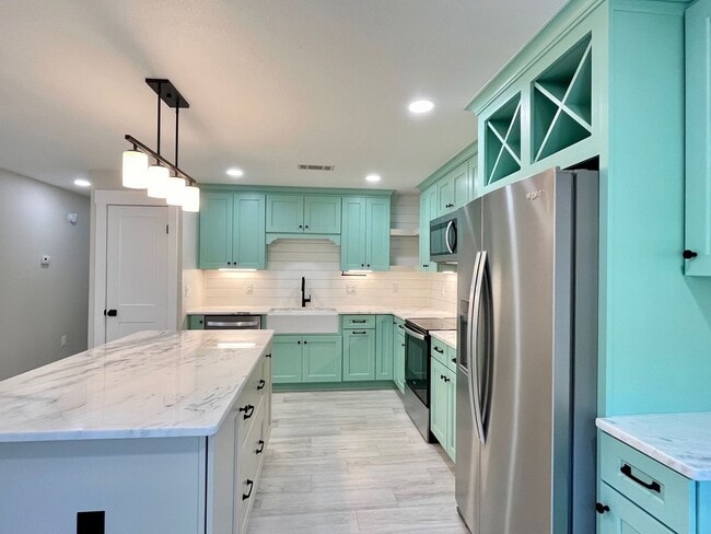 Building Photo - Completely Remodeled! Close to  Historic D...