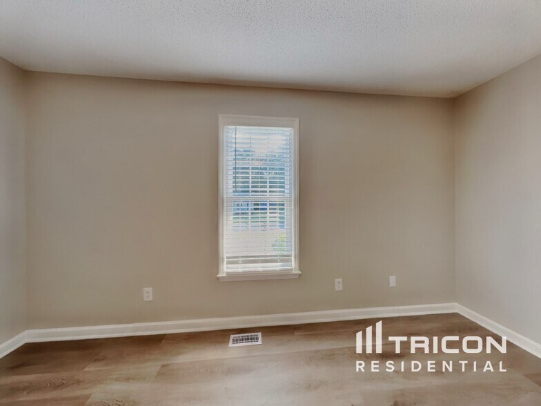 Building Photo - 1004 Spruce Dr