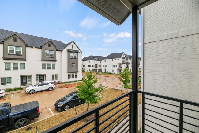 Building Photo - 3-Story 3 Bedroom, 3.5 bath Townhouse in a great community with easy access to PGBT and DNT