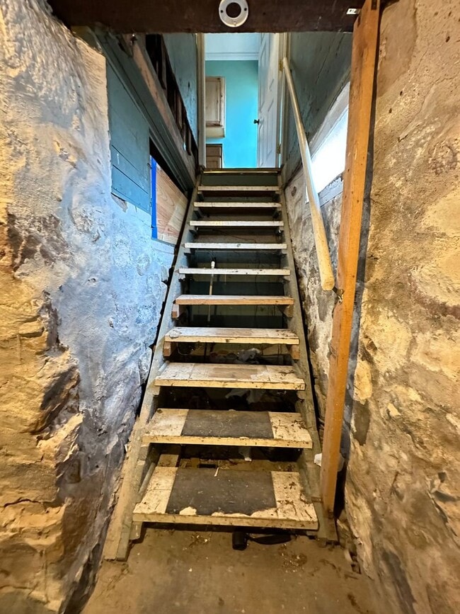 Building Photo - Spacious Two-Bedroom Home