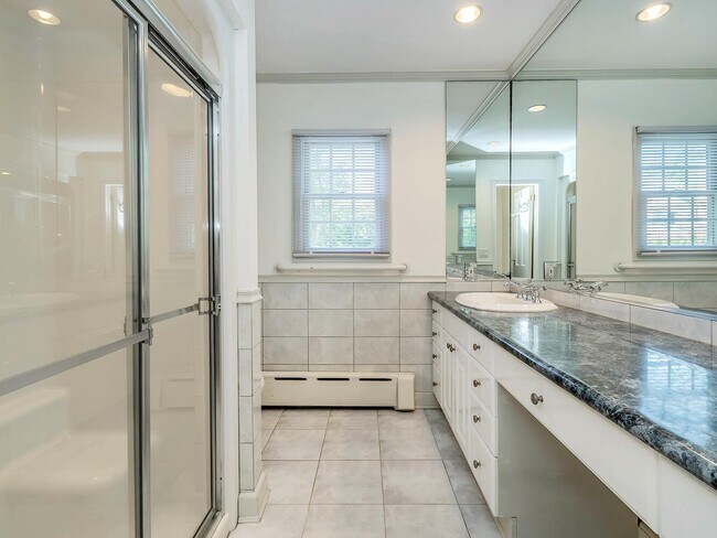 Building Photo - 221 Manhasset Ave