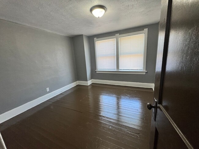Building Photo - 3 Bedroom House