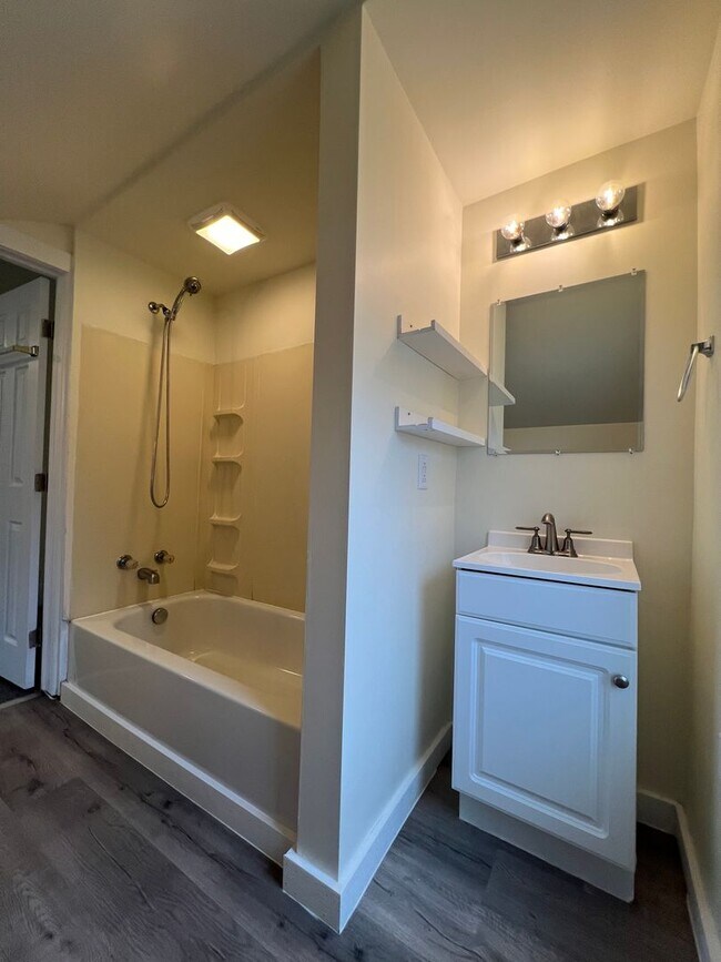 Building Photo - 3 / 4 Bedroom , 2 full Baths Apartment in ...