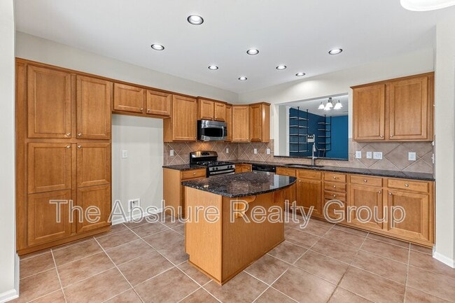 Building Photo - 8611 Macedonia Lake Dr