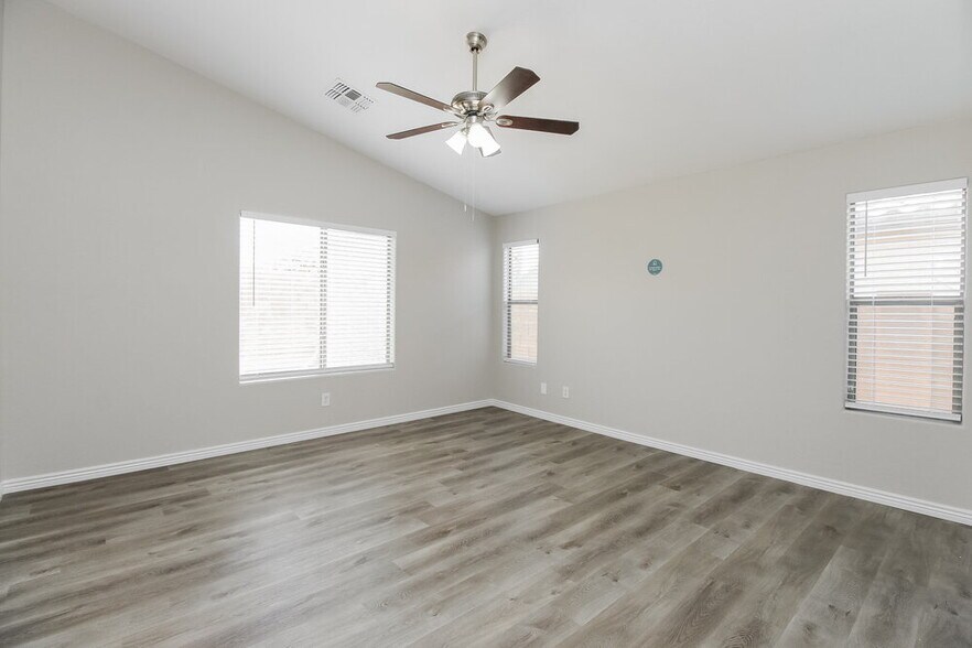 Building Photo - 475 W Holstein Trail