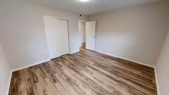Building Photo - BEAUTIFUL 2 Bedroom, 1 bath with Renovations in the heart of Clintonville available June 1! SEE I...