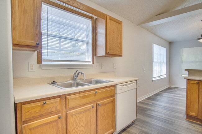 Building Photo - Move In for the Holidays! Lakefront Shadow Lakes Home – $500 Off First Month & ½ Deposit for Mili...