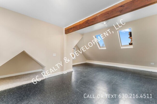 Building Photo - 1726 N Sawyer Ave