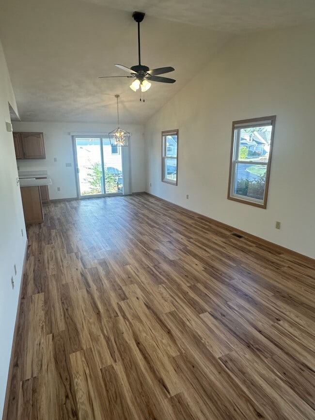 Building Photo - 123 Eagles Pt W