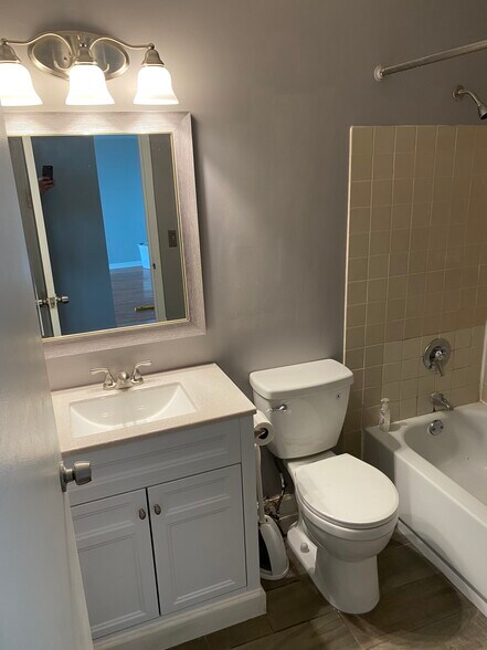 Updated bathroom - 2728 N Hampden Ct