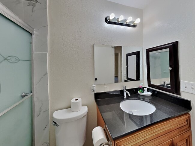 Building Photo - 2/1 Oakland Condo Near Zoo!