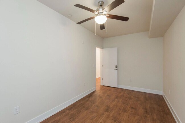 Building Photo - 1405 N Sydenham St