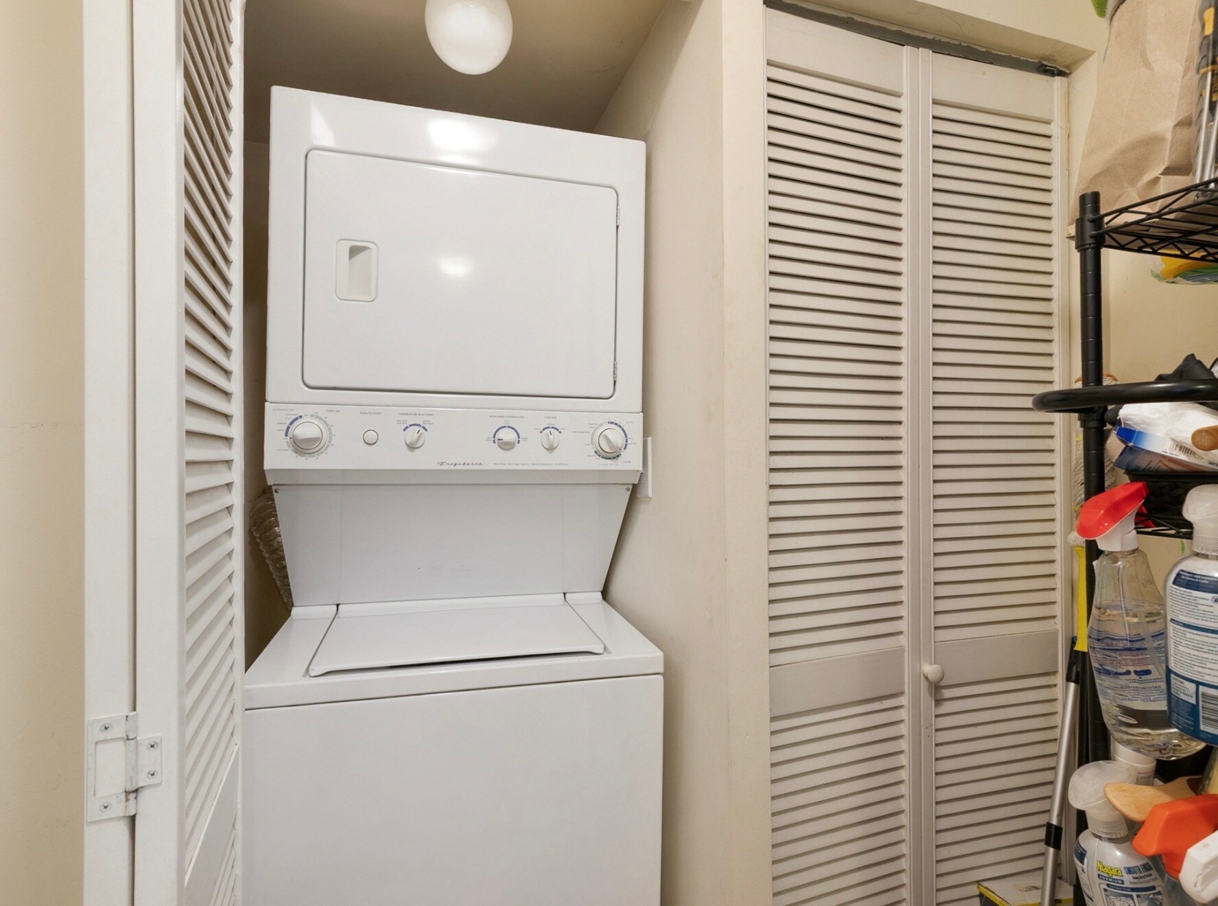 In unit washer dryer - 2554 W Rosemont Ave