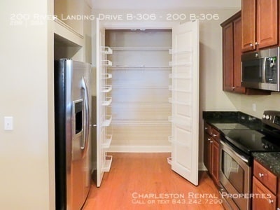 Building Photo - 200 River Landing Dr