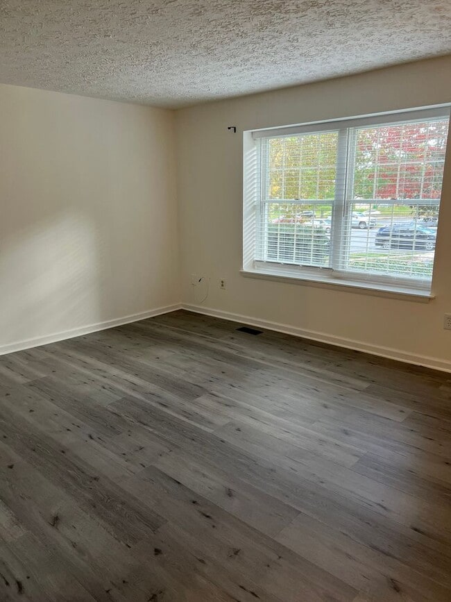 Building Photo - Renovated End-Unit Ready to Move-In