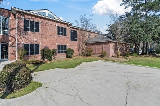 Building Photo - 632 Village Ln S