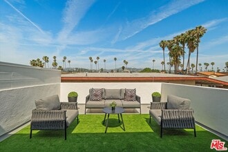 Building Photo - 1409 N Hobart Blvd