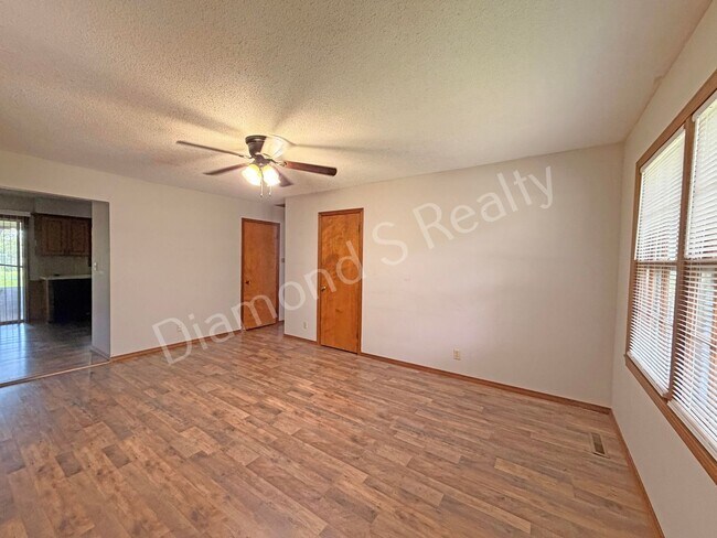 Building Photo - 523 W Swan St