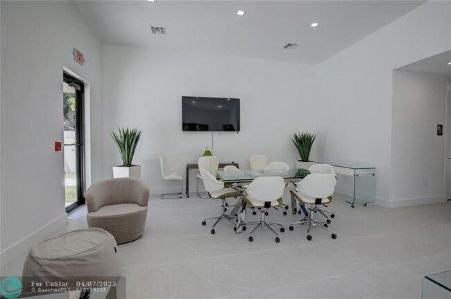 Building Photo - 4151 S oaks Pl
