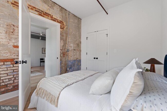 Building Photo - 901 King St