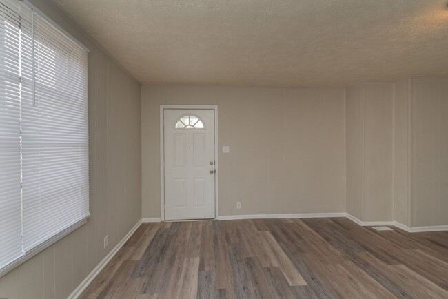 Building Photo - Brick home with a fenced-in yard!