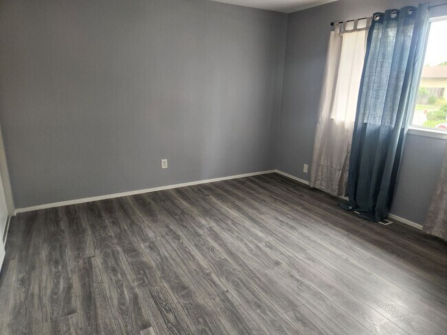 Building Photo - Charming 2-bedroom, 2- bathroom home in park like setting close to downtown Santa Rosa