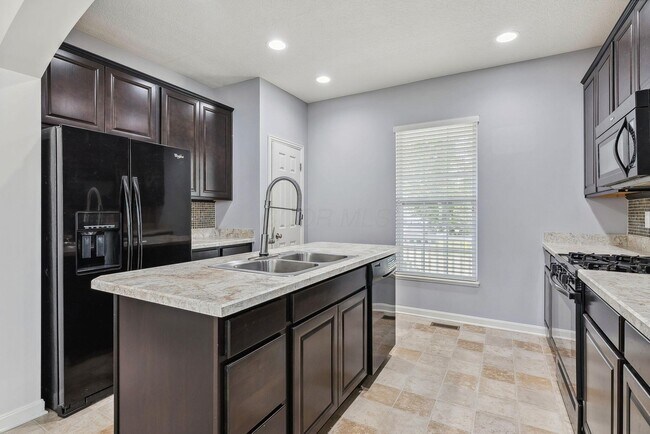 Building Photo - 7885 Waggoner Trace Dr