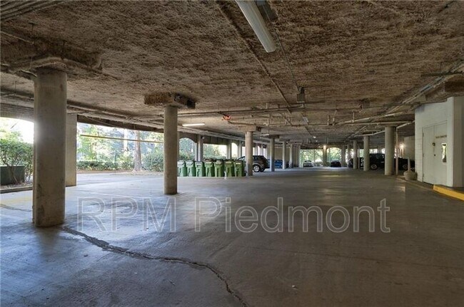 Building Photo - 220 Renaissance Pkwy NE