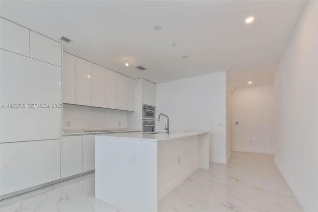 Building Photo - 700 NE 24th St