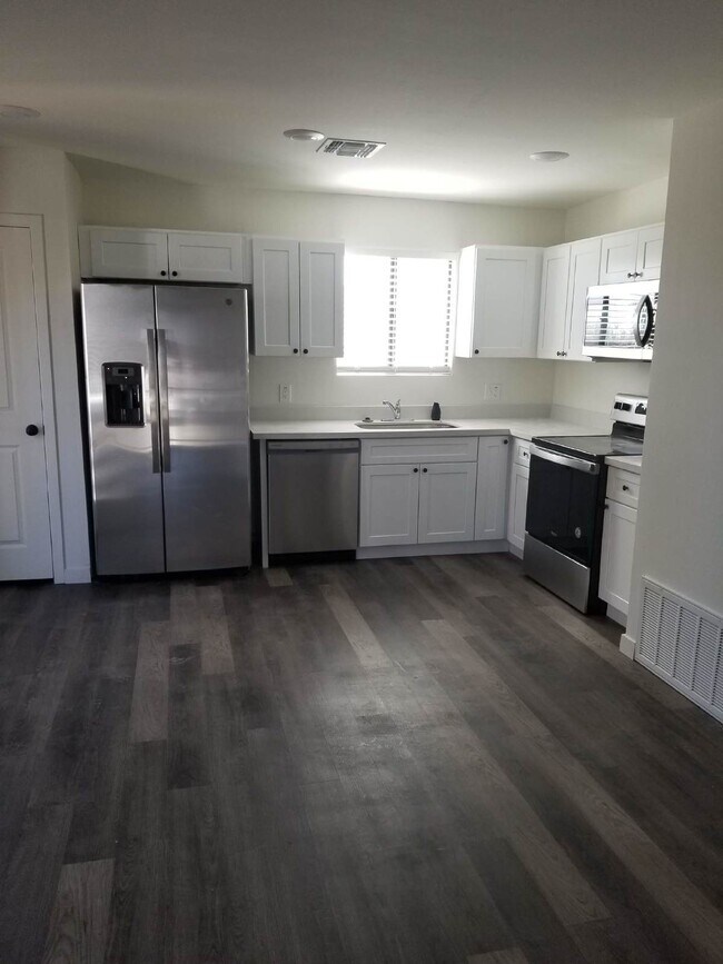 Building Photo - FANTASTIC FIRST FLOOR 2 BEDROOMS AND 1 BATHROOM PLUS PRIVATE BACKYARD