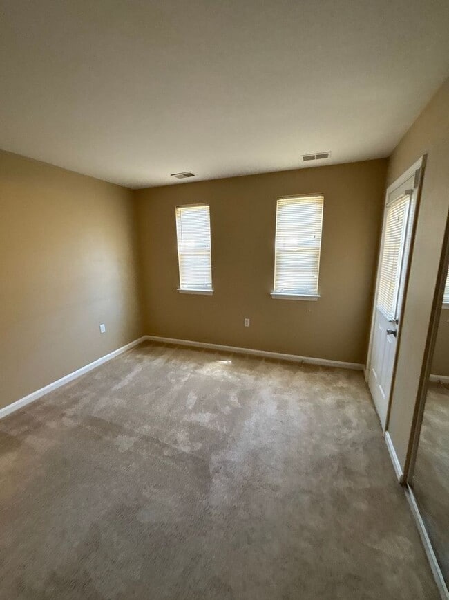 Building Photo - 18336 Streamside Dr