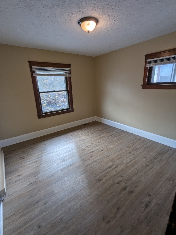 Building Photo - 617 Dewey Ave