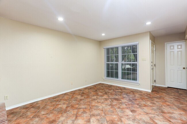 Building Photo - 2Bd Condo in Gated Community! Available November!