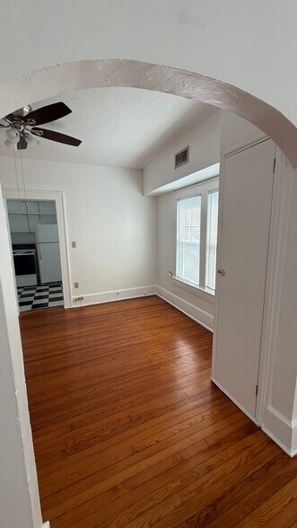 Building Photo - 715 Delaney Park Dr