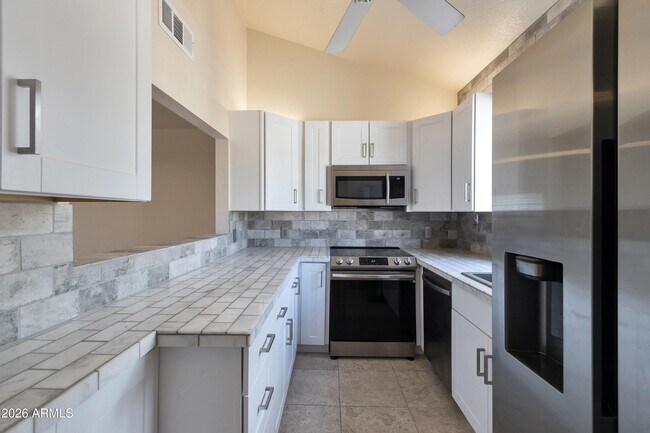 Building Photo - 2931 E Rose Ln