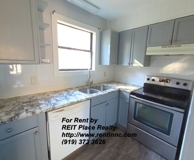 Building Photo - 3 Bed 2 Bath w/ Master Bed downstairs near Crossroads Plaza, REI