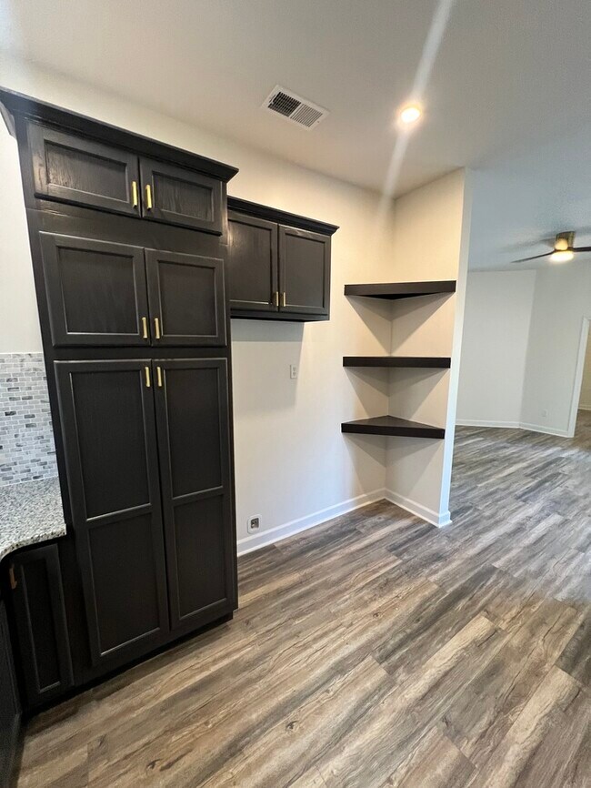 Building Photo - Newly Renovated Rental Home