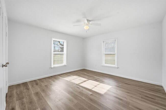 Building Photo - 418 Russell St