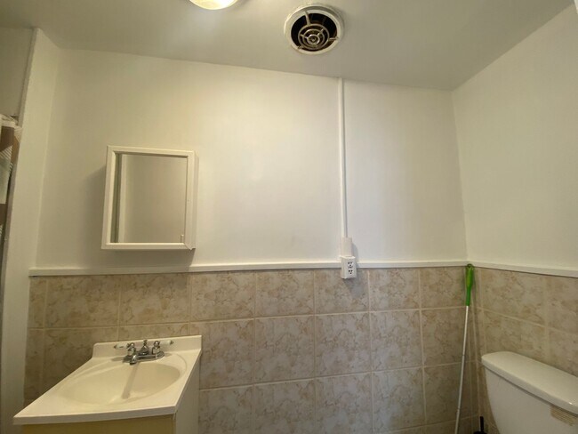 Building Photo - 725 Washington St