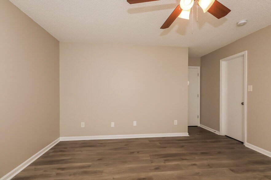 Building Photo - 11926 Stewarts Crossing Dr