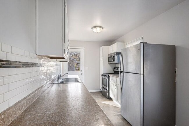 Building Photo - $1495 Charming, remodeled 3-Bed/1-Bath Ran...