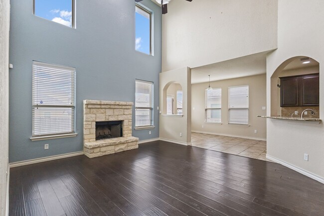 Building Photo - 5 Bedroom/3.5 Bath Saddle Creek Subdivision