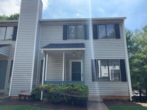 Building Photo - 3 Bedroom Townhouse Close to Liberty Unive...