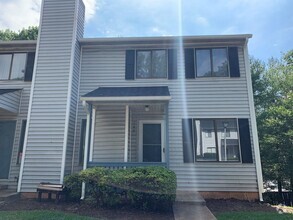 Building Photo - 3 Bedroom Townhouse Close to Liberty Unive...
