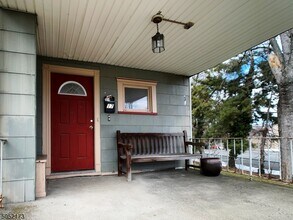 Building Photo - 17 Gates Ave