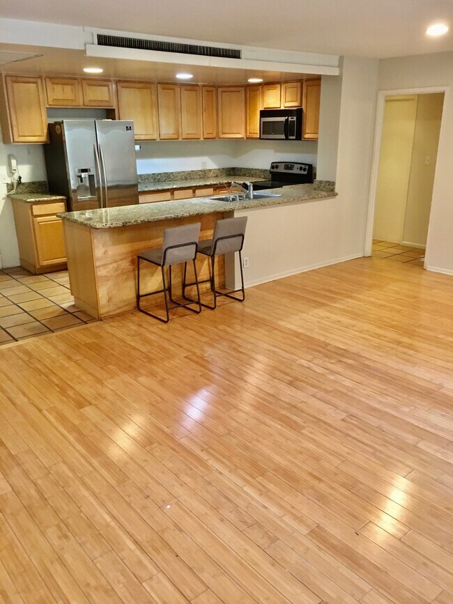 Building Photo - 2170 Century Park E