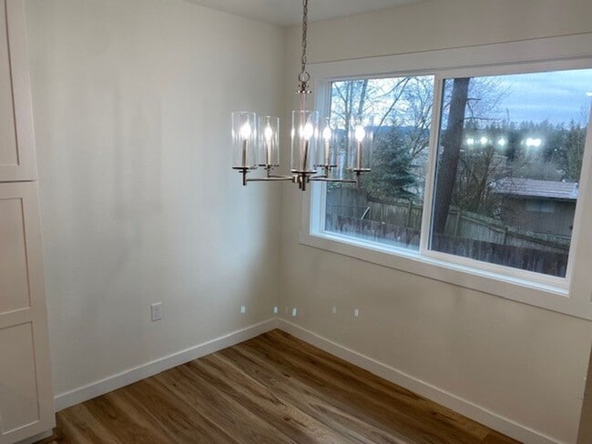 Building Photo - Updated 2bed/1bath Apartment in Redmond!